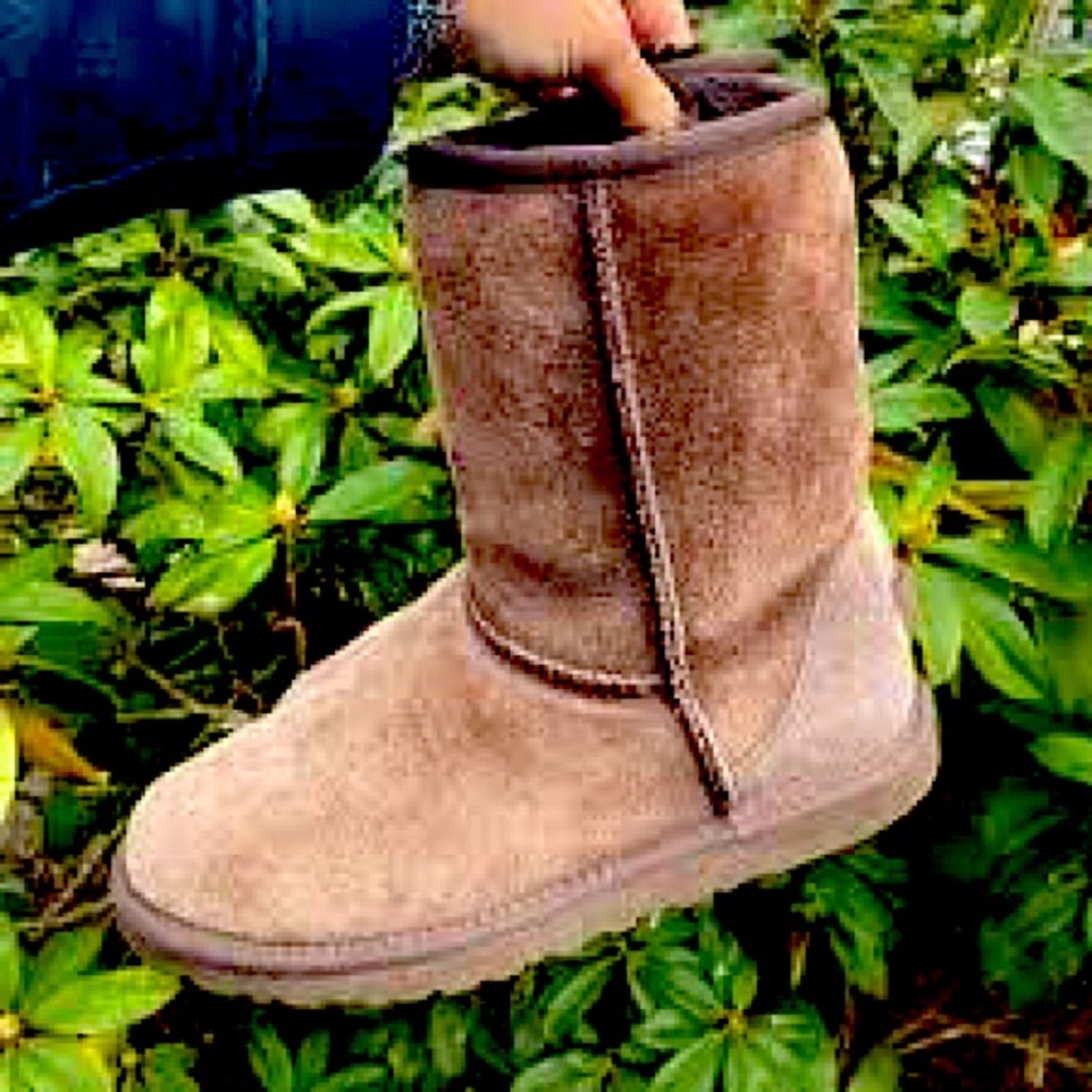 Short cholcolate brown classic Uggs